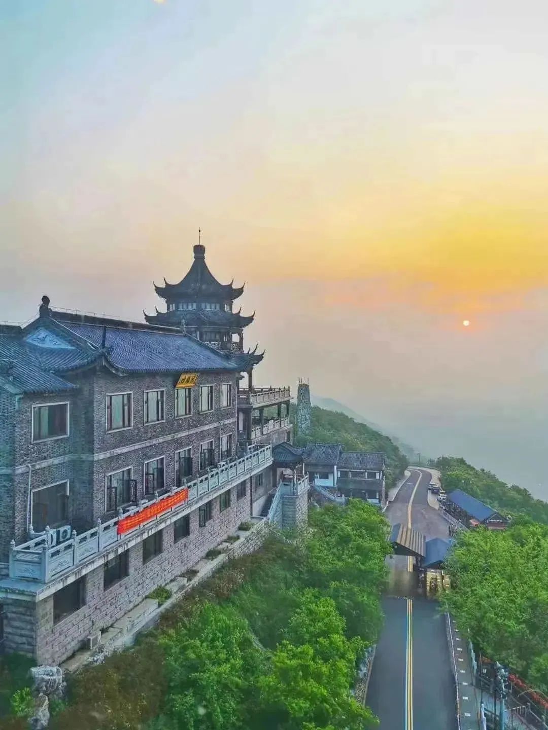 春來鎮江句容踏春祈福線路_句容旅游攻略一日游_茅山景區石磨豆腐村葛仙湖公園伏熱花海